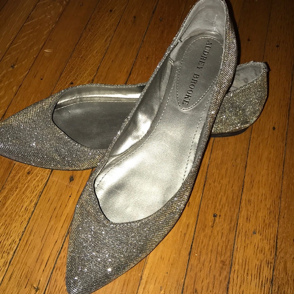 💛Audrey Brooke Silver/gold flats💛